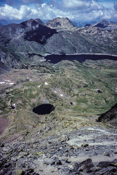 Montée au Carlit, au loin le Lanoux