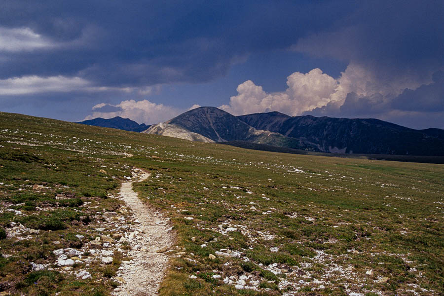 Sentier sur le pla de Coma Armada, pic de la Dona