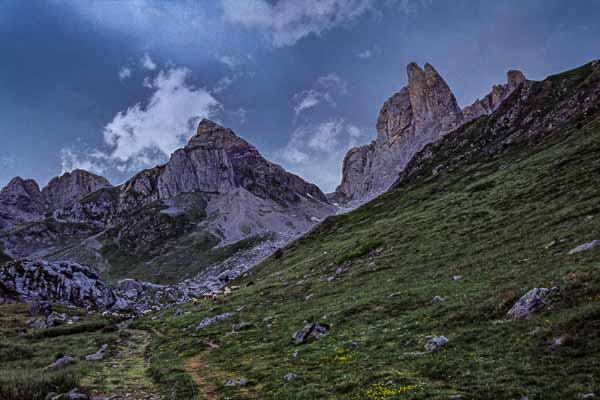 Aiguilles d'Ansabère sous un ciel d'orage