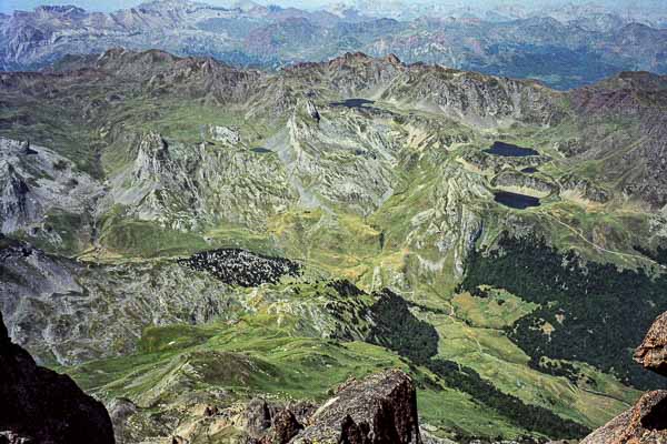 Pic du Midi d'Ossau, vue ouest : lacs d'Ayous