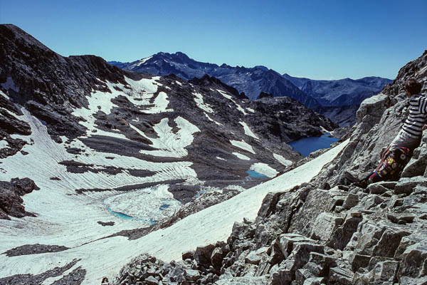 Col Inférieur de Litérole, 2983 m : lacs du même nom, au loin l'Aneto