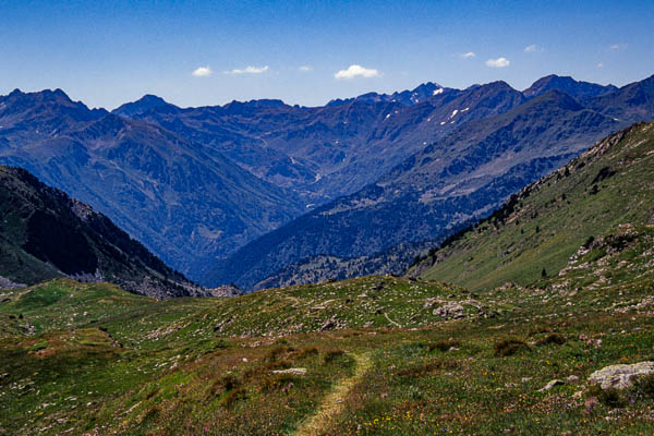 Andorre, descente vers El Serrat, au loin la pica d'Estats