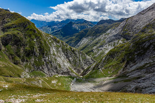 Descente vers Gavarnie, brèche de Roland