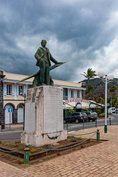 Saint-Denis : statue de Roland Garros