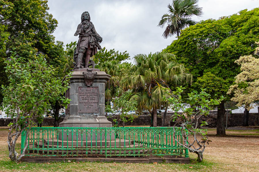 Saint-Denis : statue de Mahé de La Bourdonnais