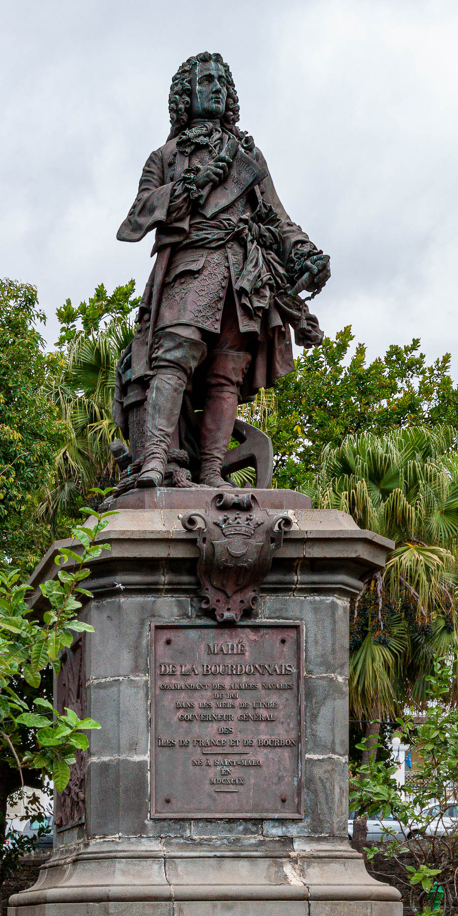 Saint-Denis : statue de Mahé de La Bourdonnais