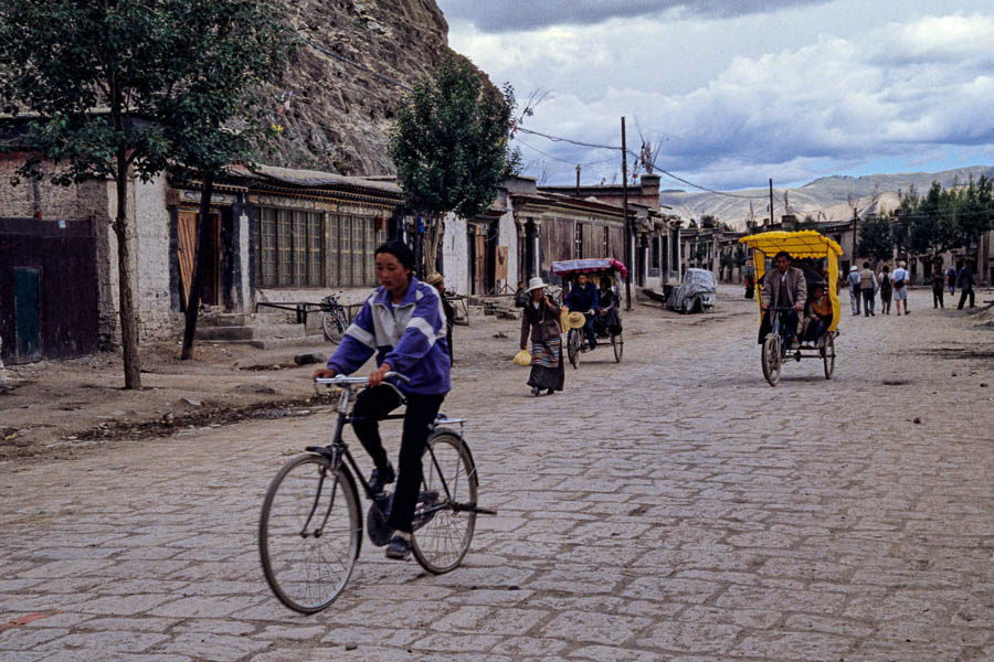 Gyantse : cycliste et pousse-pousse