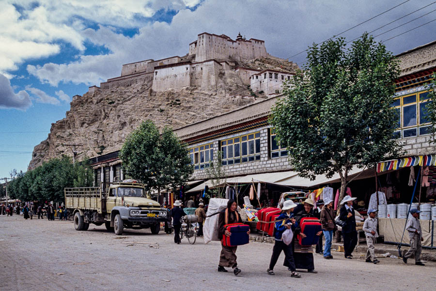 Gyantse : rue et citadelle