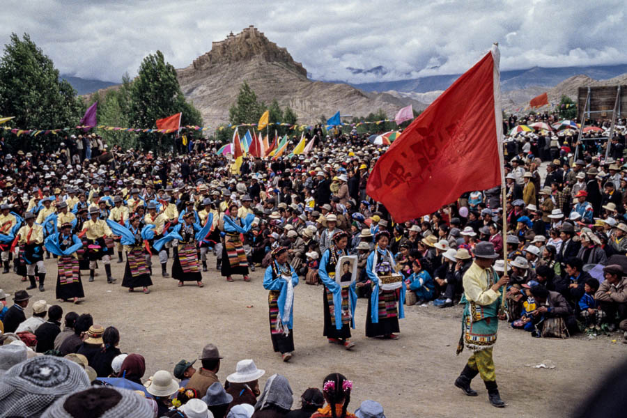 Festival de Gyantse : défilé, drapeau rouge et danseurs