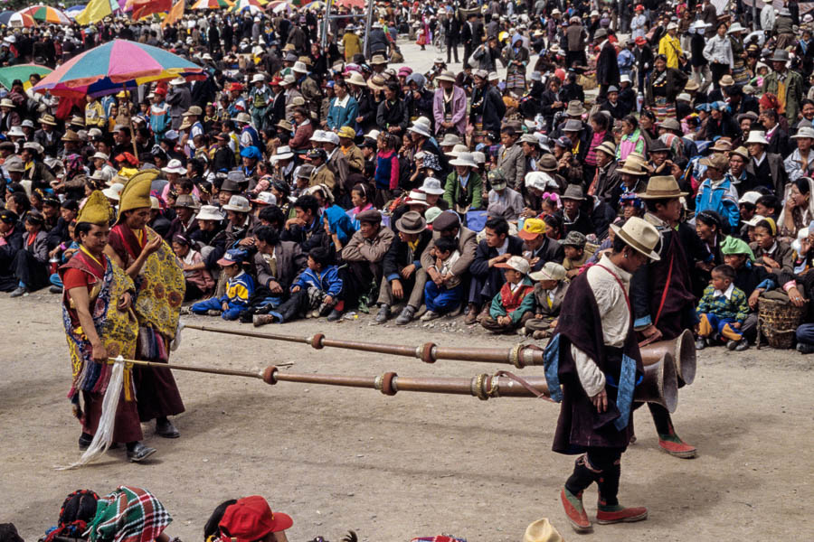 Festival de Gyantse : défilé, moines et trompes