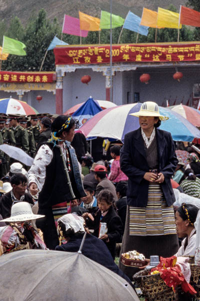 Festival de Gyantse : foule et tribune