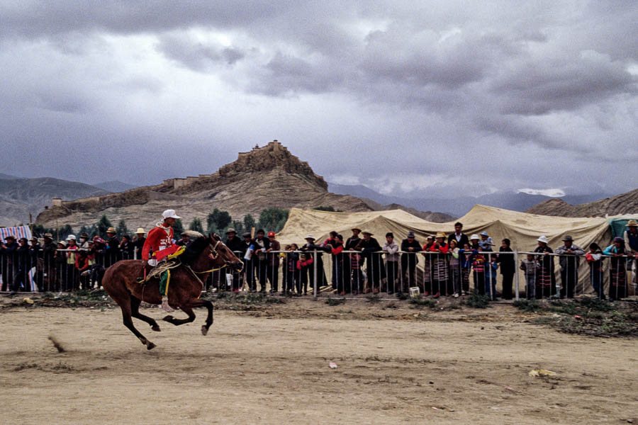 Festival de Gyantse : courses de chevaux