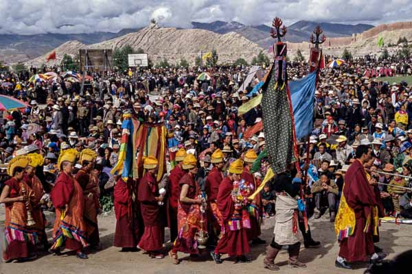 Festival de Gyantse : défilé de moines