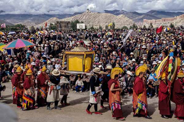 Festival de Gyantse : défilé de moines