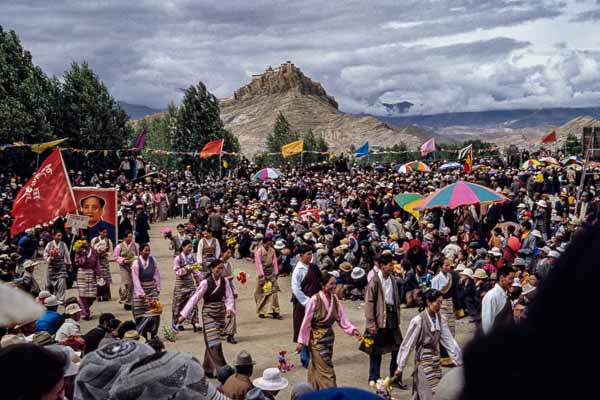 Festival de Gyantse : défilé, danseurs et portrait de Mao