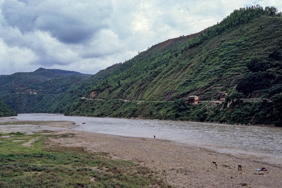 Rivière et route