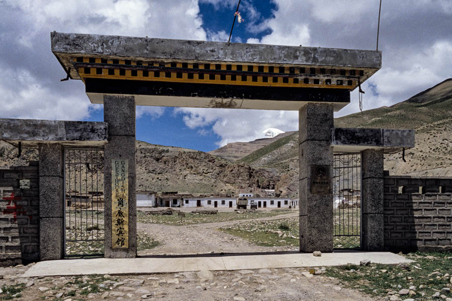 Entrée du lodge de Darchen