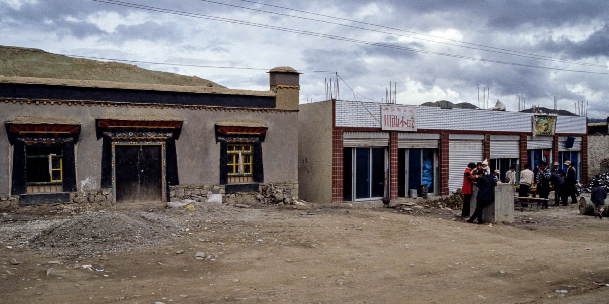 Saga : maisons tibétaine et chinoise