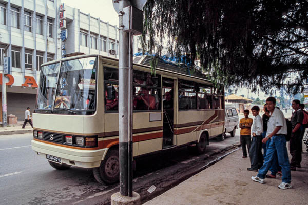 Kathmandu : notre bus et Chewang, le sirdar