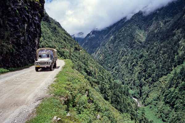 La piste remonte la vallée, notre camion