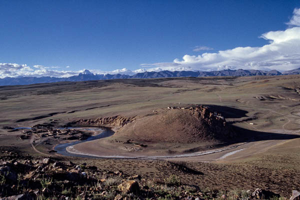 Monastère de Chiu et chenal reliant les lacs Manasarovar et Raksastal