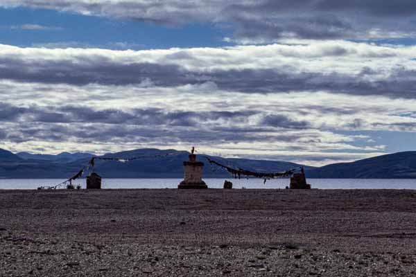 Lac Manasarovar et chortens