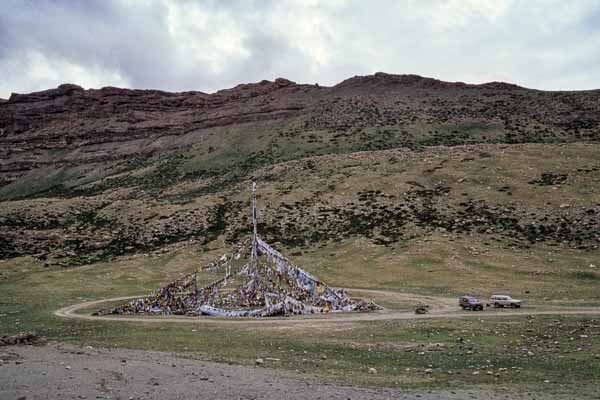 Début du tour du Kailash : drapeaux à prières