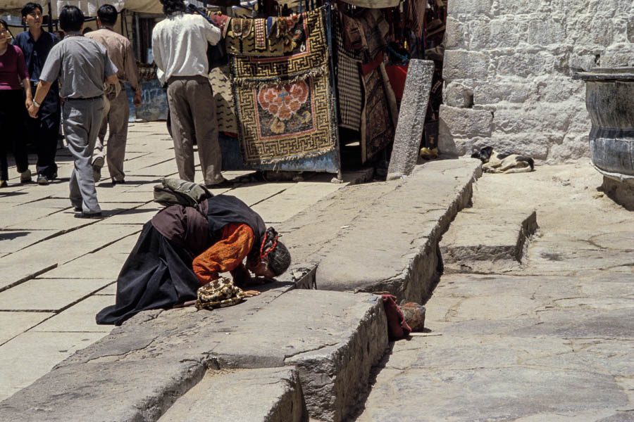 Lhasa : Jokhang, Tibétaine se prosternant