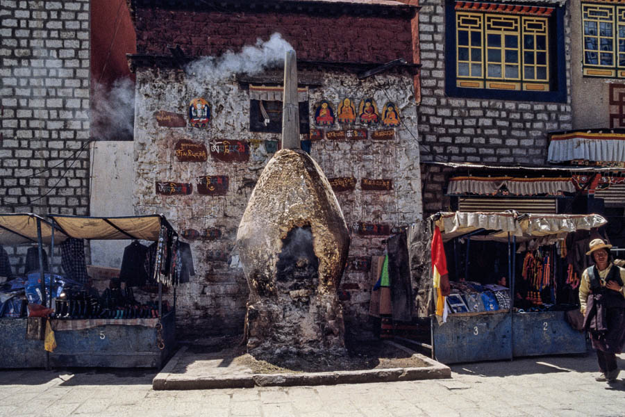 Lhasa : Barkhor, foyer à encens
