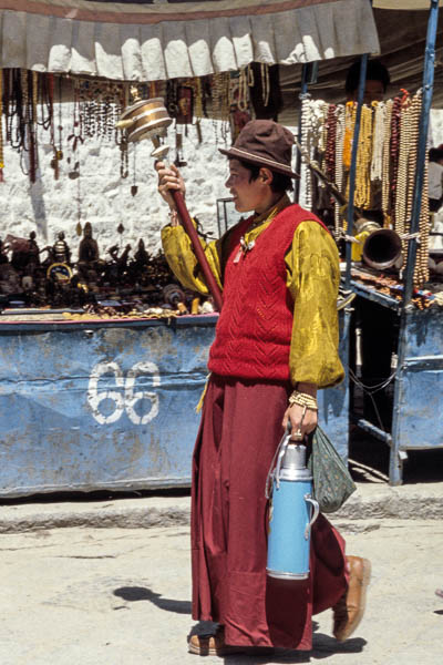 Lhasa : Barkhor, Tibétain au long moulin à prières