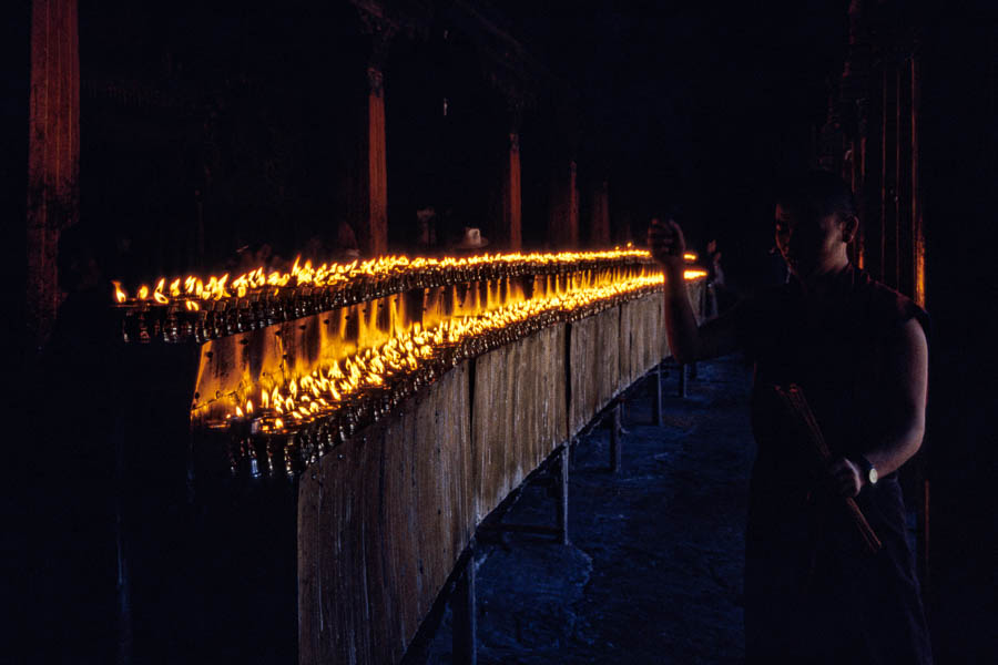 Lhasa : Jokhang, lampes à beurre