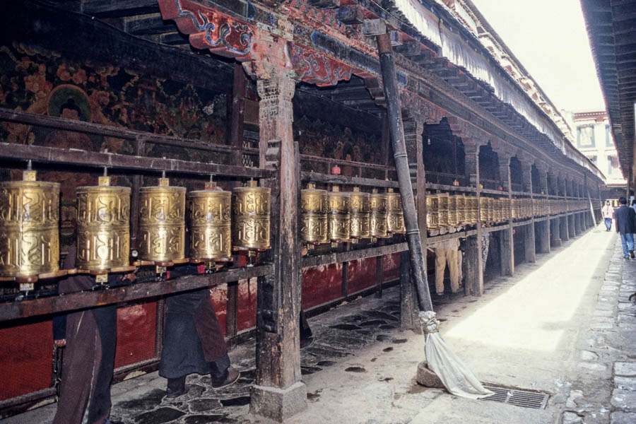 Lhasa : Jokhang, moulins à prières