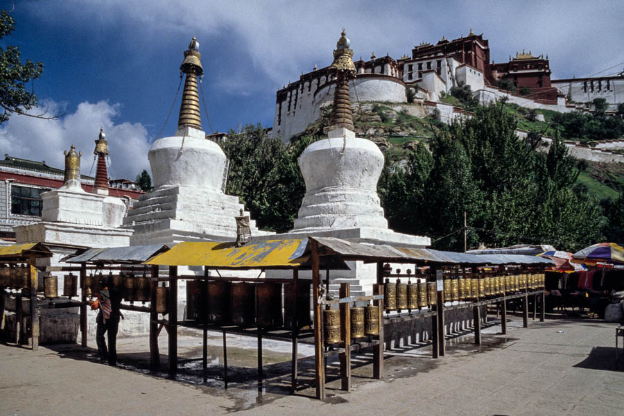 Lhasa : chortens au pied du Potala