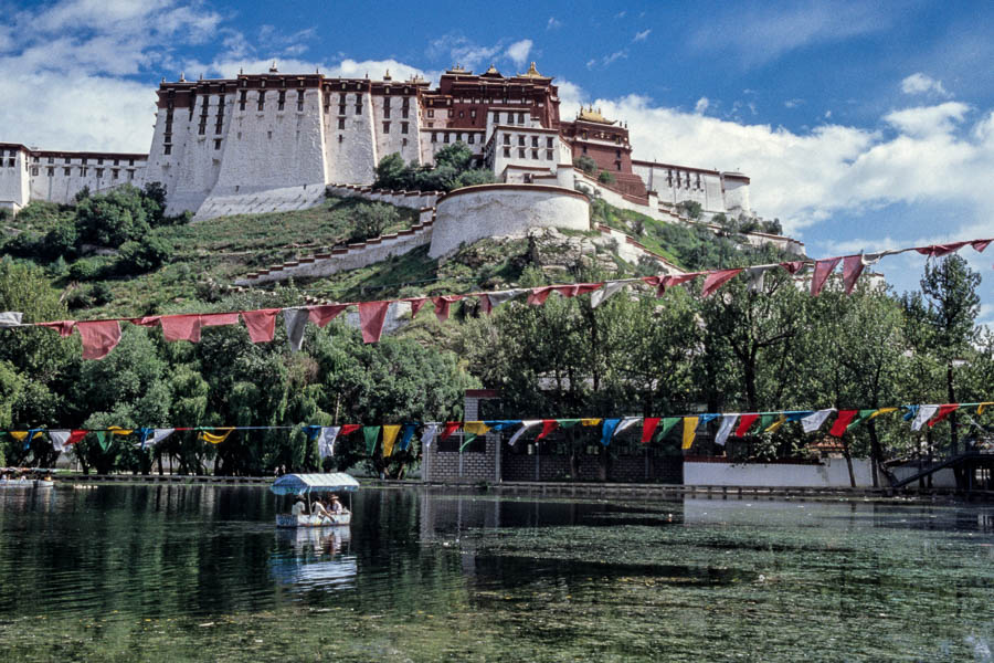 Lhasa : jardin de Lukhang au pied du Potala