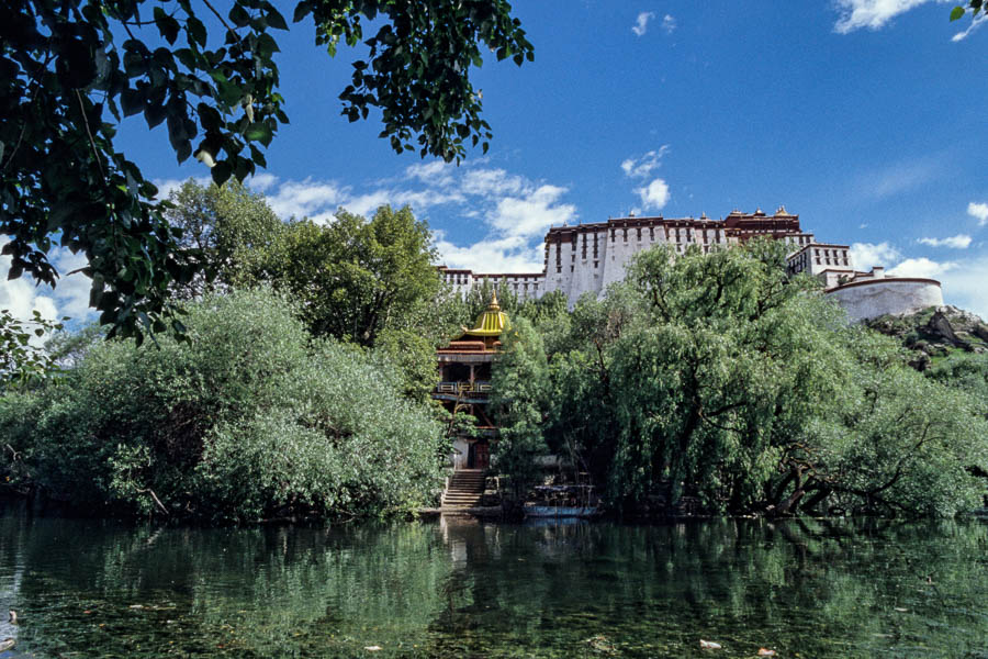 Lhasa : jardin de Lukhang au pied du Potala