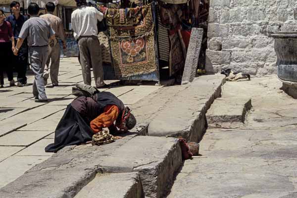 Jokhang, Tibétaine se prosternant