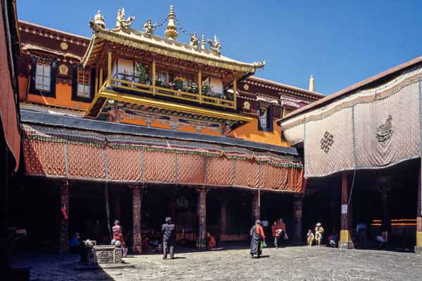 Jokhang, cour intérieure