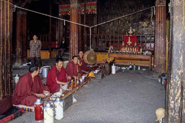 Jokhang, moines