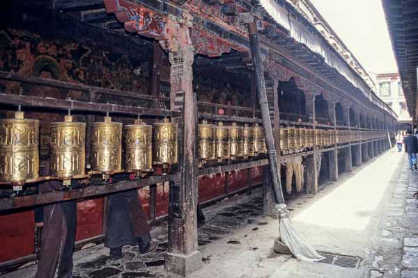 Jokhang, moulins à prières