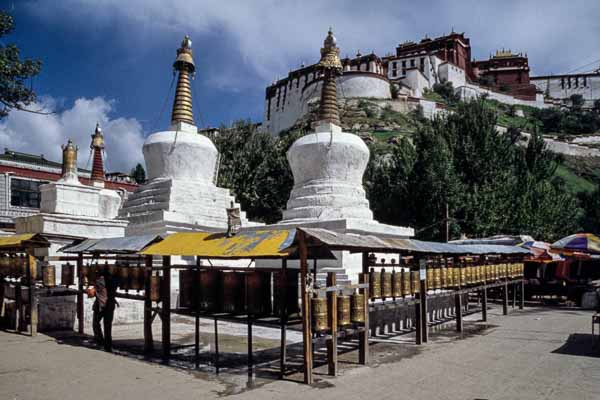 Chortens au pied du Potala
