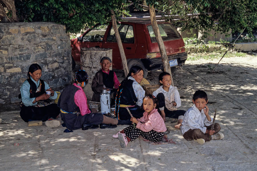 Shigatse : monastère de Tashilhunpo, famille tibétaine