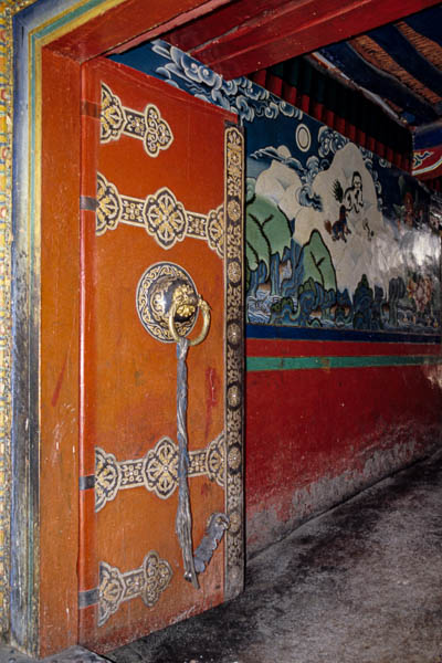Shigatse : monastère de Tashilhunpo, porte et fresque