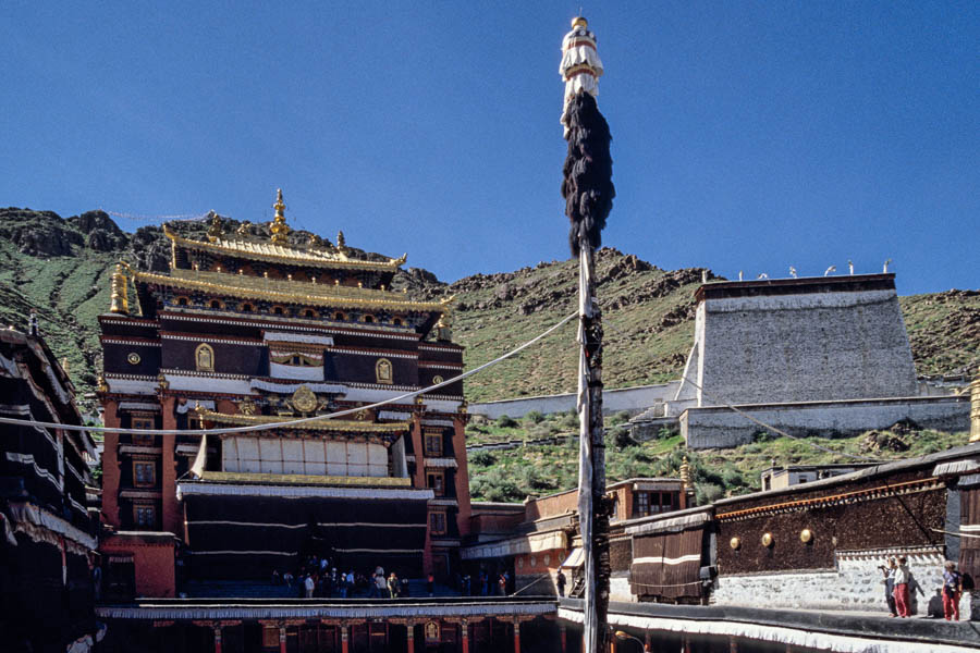 Shigatse : monastère de Tashilhunpo, grand temple et mur à thangka