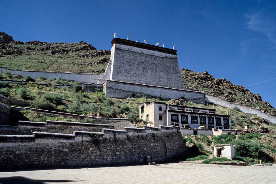Shigatse : monastère de Tashilhunpo, mur à thangka