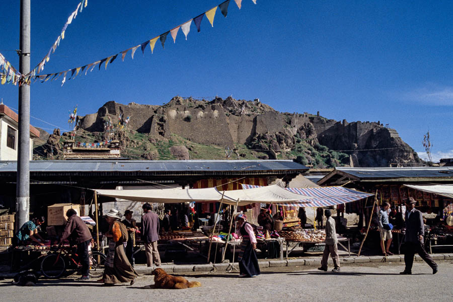 Shigatse : marché et ruines de la citadelle rasée pendant la Révolution culturelle