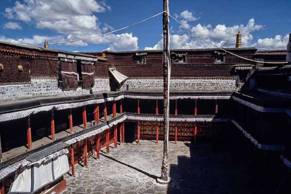 Monastère de Tashilhunpo, cour du grand temple