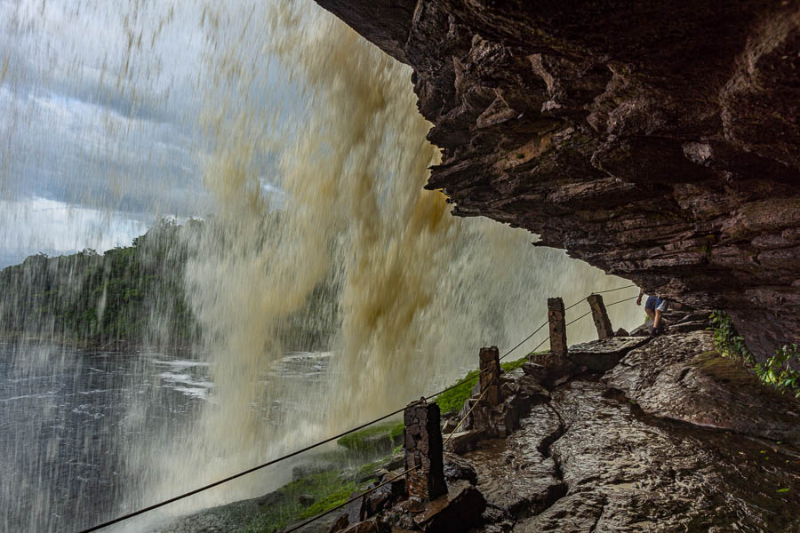 Canaima : Salto El Sapo, passage sous la cascade