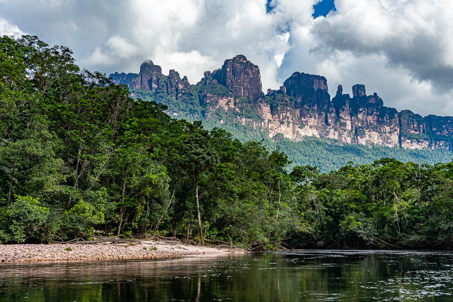 Rio Churun et Auyan Tepuy