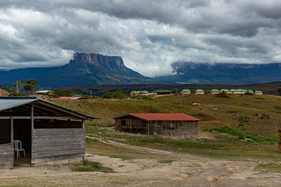 Paraitepuy, vue vers les tepuys Kukenan et Roraima