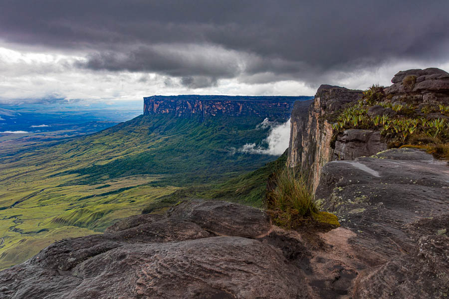 Roraima : belvédère, vue ouest, tepuy Kukenan